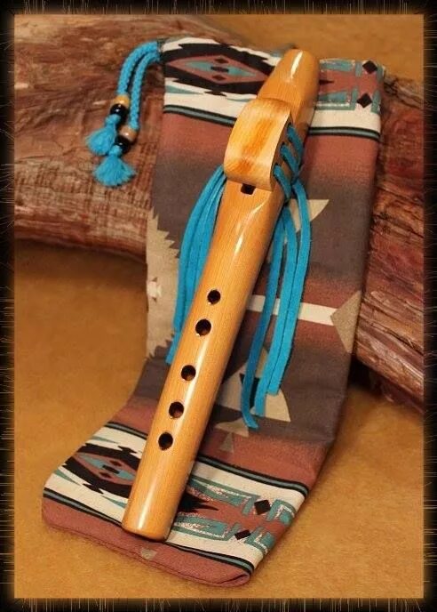 Native flute. Музыкальные инструменты индейцев. Этническая флейта. Гавайские музыкальные инструменты. Муз инструменты индейцев.