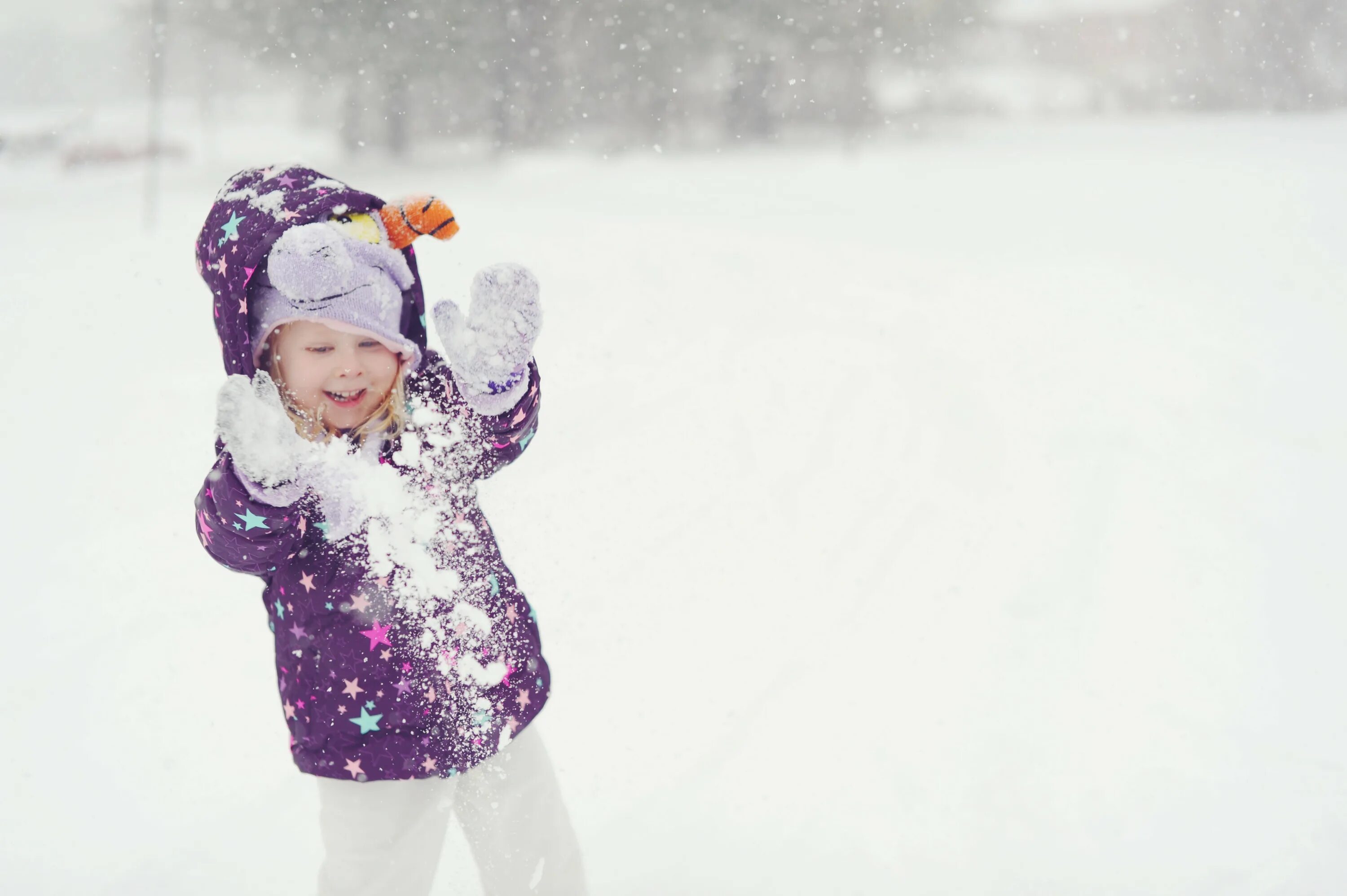 Дети в снегу. Дети зимой. Дети радуются снегу. Дети радость зима.
