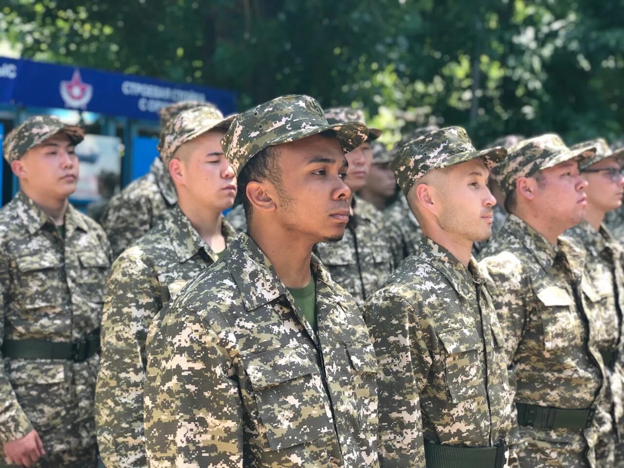 В казахстане служат в армии. Военная форма Казахстана. Армейская форма Казахстана. Военнослужащие Казахстана. Казахская Военная форма.