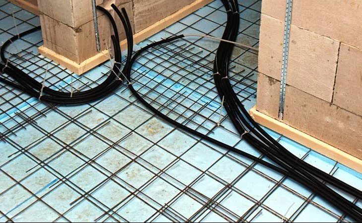 Пнд пэ 100 sdr. Полы пнд. Электропроводка в стяжке пола. Труба пэ 80 sdr. Труба пнд sdr 26.