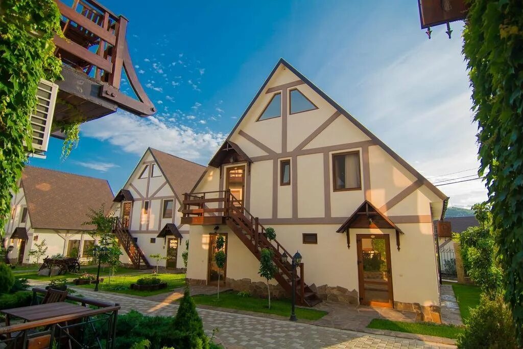 Крым village resort. Альпийская Долина Алушта Крым. Альпийская Долина эко-отель. Отель Альпийская Долина Малореченское. Отель Альпийская Долина Крым.