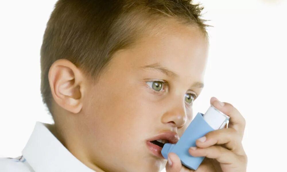Сильный кашель у ребенка. Ребенок кашляет. Дети болеющие астмой. Сильный кашель у подростка.