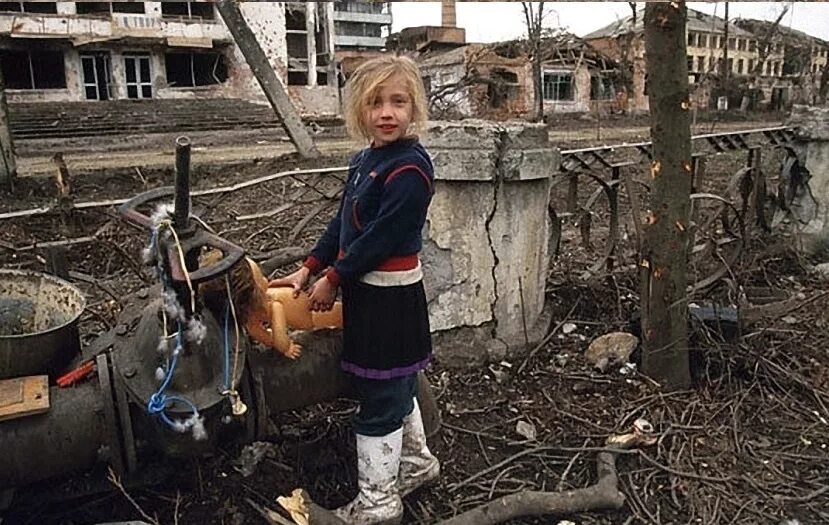 Разрушенное детство. Мирные жители в Грозном 1995. Разрушенный Грозный 1995.