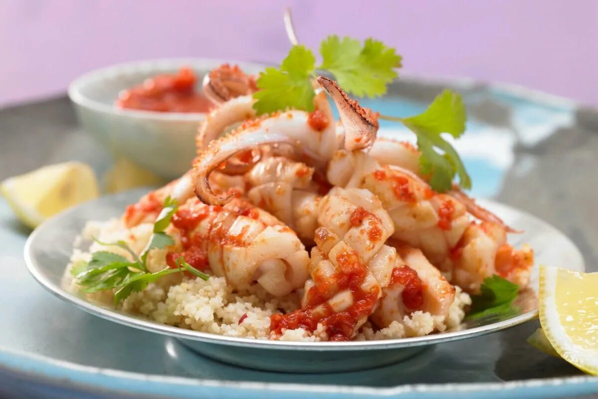 Бейби кальмар фаршированный. Кальмар фаршированный булгуром. Кальмар готовый. Фаршированный кальмар на гриле. Что можно приготовить из кальмаров замороженных.