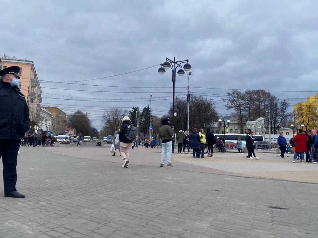 Что сегодня на второе. Фото с жителями в Чернигов. Стойчев на площади Победы. Город 48 на площади. Массовка на площади Победы Белгород.