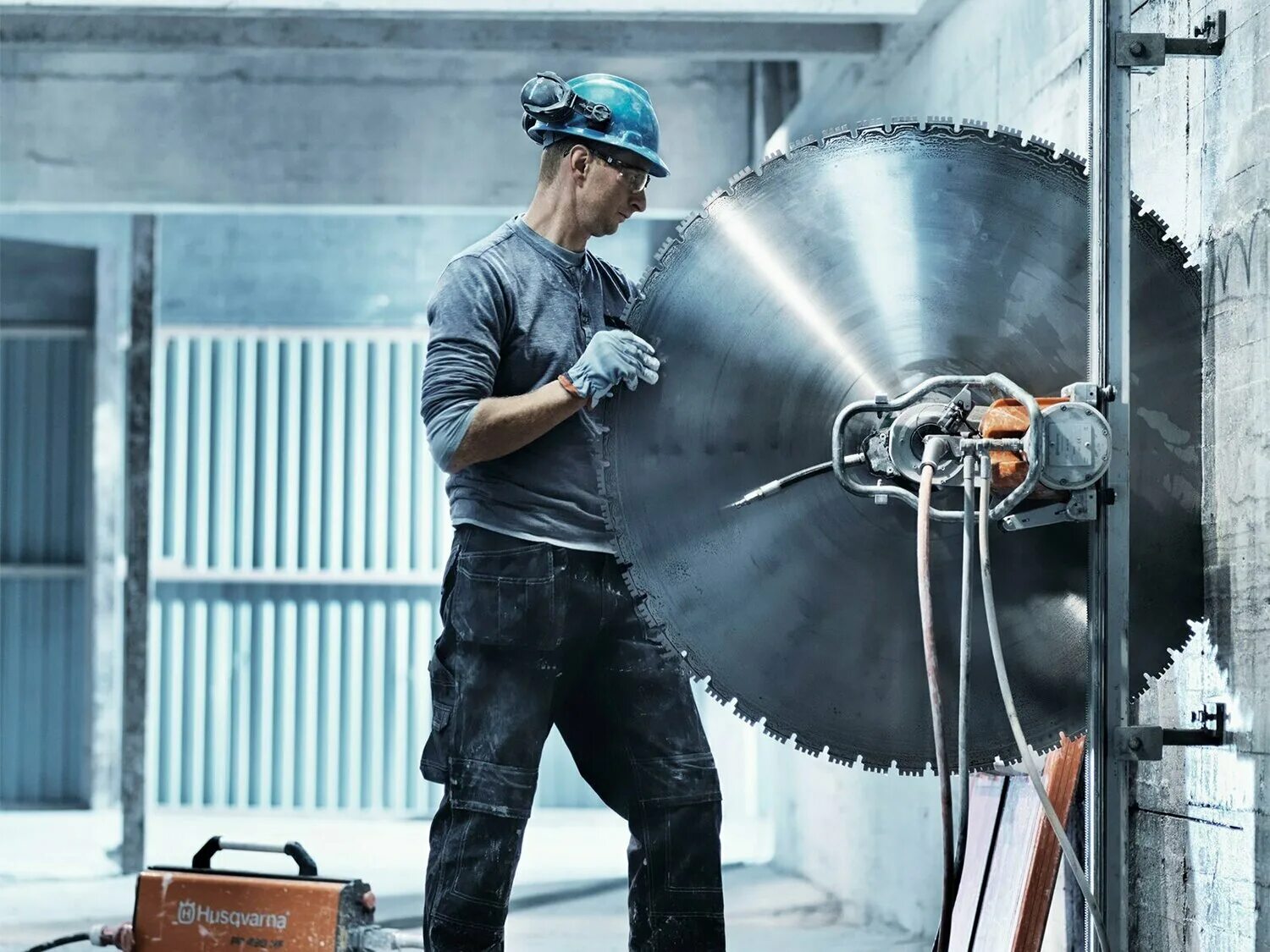 Резка стенорезной машиной. Алмазная канатная резка бетона hilti. Алмазная резка бетона хилти. Резка стенорезной машиной. Резка стенорезной машиной.
