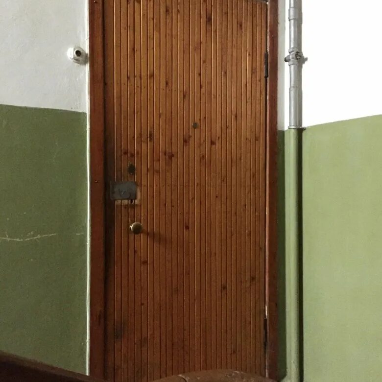 Советская входная дверь. Старая входная дверь. Советская входная дверь в квартиру. Советская металлическая дверь. Старая входная дверь в квартиру