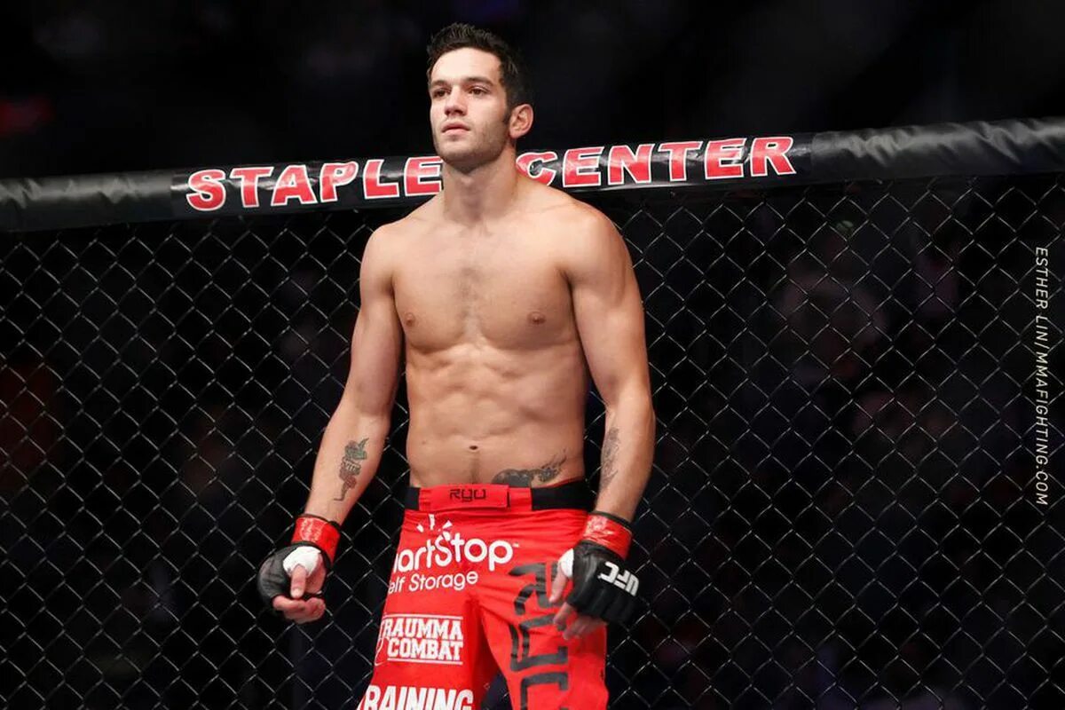 Ufc fighters list. Волкановски ufc. Арман царукян на взвешивании. Абусупьян магомедов юфс. Ufc fighters list.