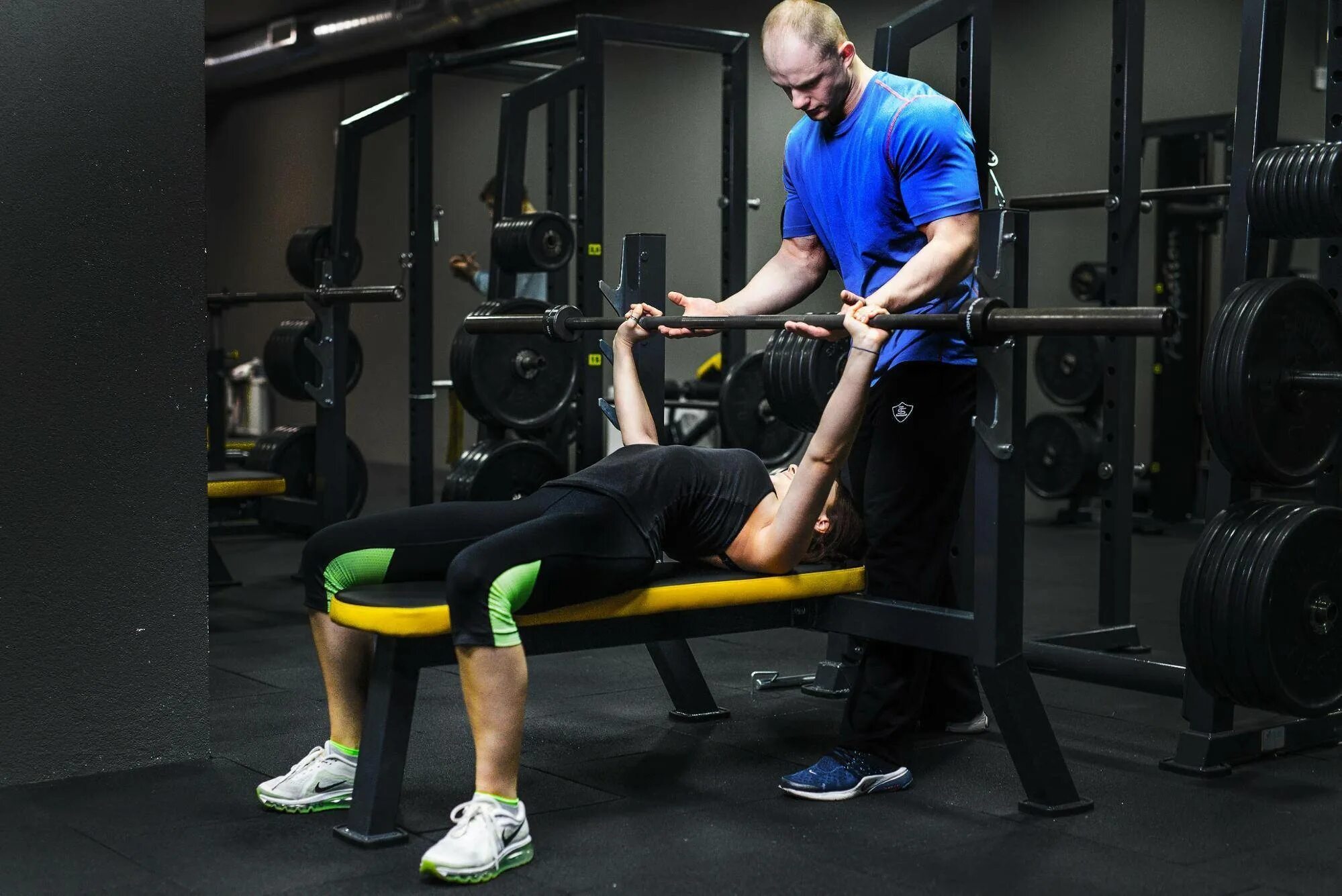 Тренер в спортзале. Занятия с тренером в зале. Правильная тренировка в тренажерном зале. Занятия на тренажерах. Упражнения на тренажерах в спортзале для мужчин начинающих комплекс.