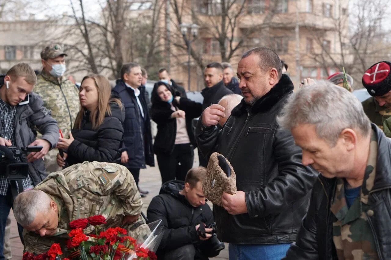 26 Февраля в Симферополе у стен Крымского парламента. Митинг 26 февраля 2014 Симферополь. 26 Февраля 2014 Симферополь Родивилов. События в Крыму 2014. Крымские события 2014 года