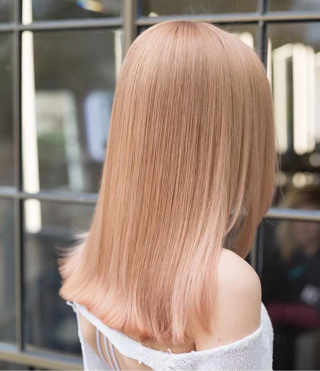 Rose blonde. Пепельно персиковый блонд. Роуз блонд. Светло персиковые волосы. Персиковый блонд цвет волос.