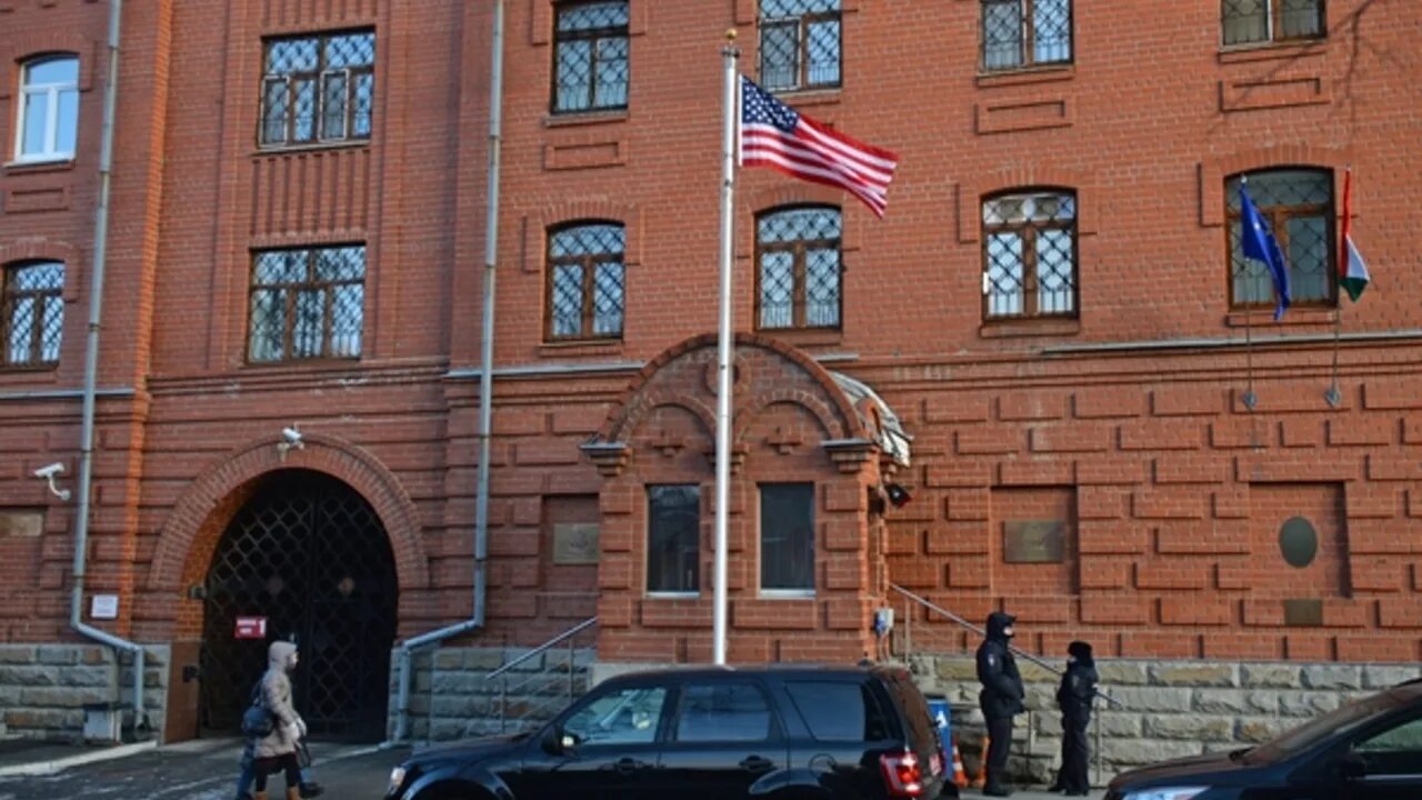 Посольство и консульство сша. Посольство соединенных штатов америки, москва. американское посольство в россии москва. генконсульство сша в москве. здание посольства россии в сша.