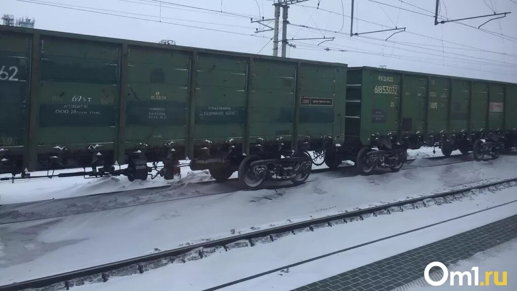 Поезд правды новосибирск. Грузовой поезд. Сход вагонов в Омске. Грузовой вагон поезда. Новосибирские поезда вагоны.