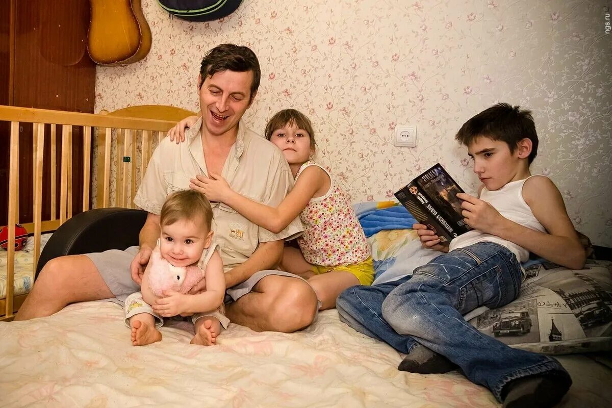 отцы одиночки в россии. отец одиночка военнослужащий можно ли уволится. правовые последствия усыновления. одинокие отцы воспитывающие детей. грустный мужчина с ребенком.