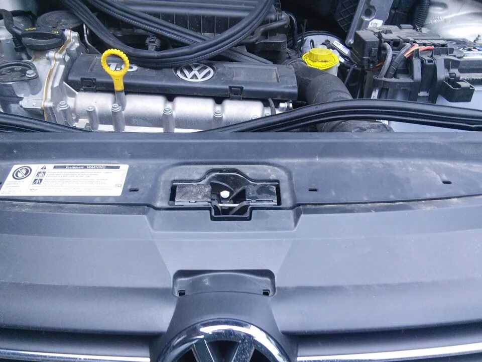 Уплотнитель капота фольксваген. Уплотнитель капота vw polo sedan. провисший уплотнитель капота фольц поло. уплотнитель под капот поло седан. резинка вкручивается в капот vw polo sedan 2017.