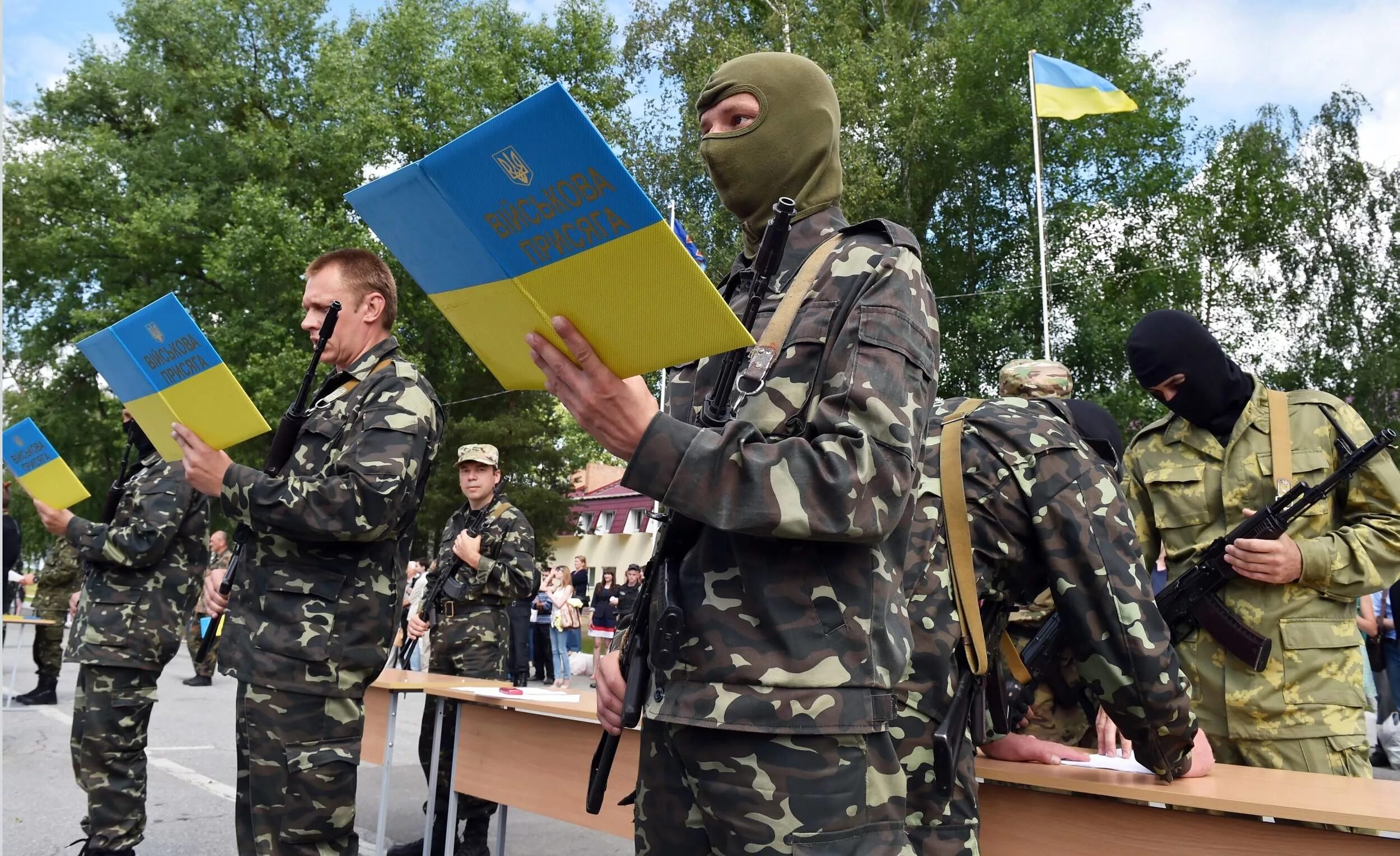 Сильная армия украины. Украинская армия. Украинские военные в балаклавах. Украинский солдат в Балаклаве. Украинская армия до 2014.