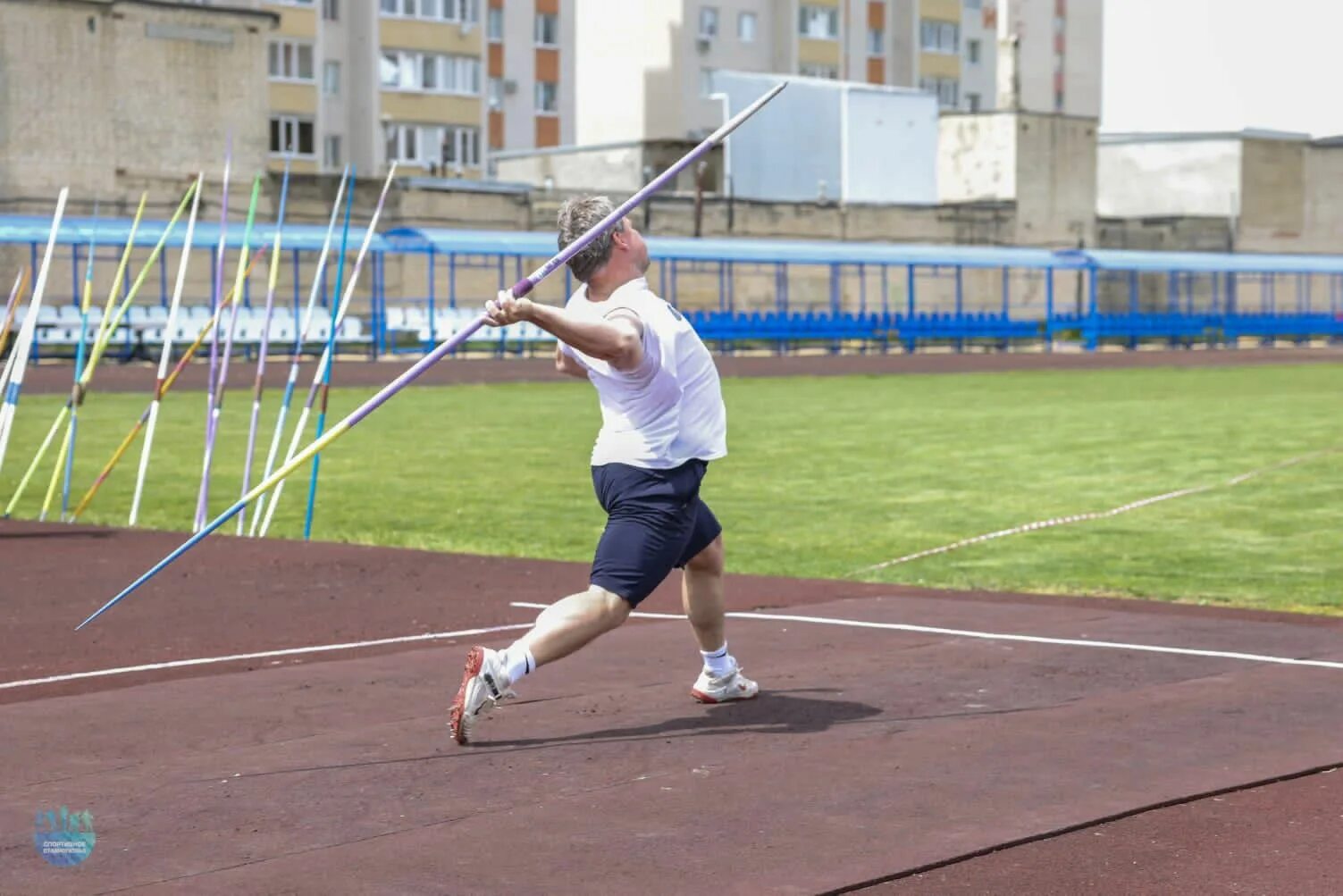 Метание копья выполняется после. Метание копья. метание копья девушки. спортивное копье для метания. разметка для метания копья.