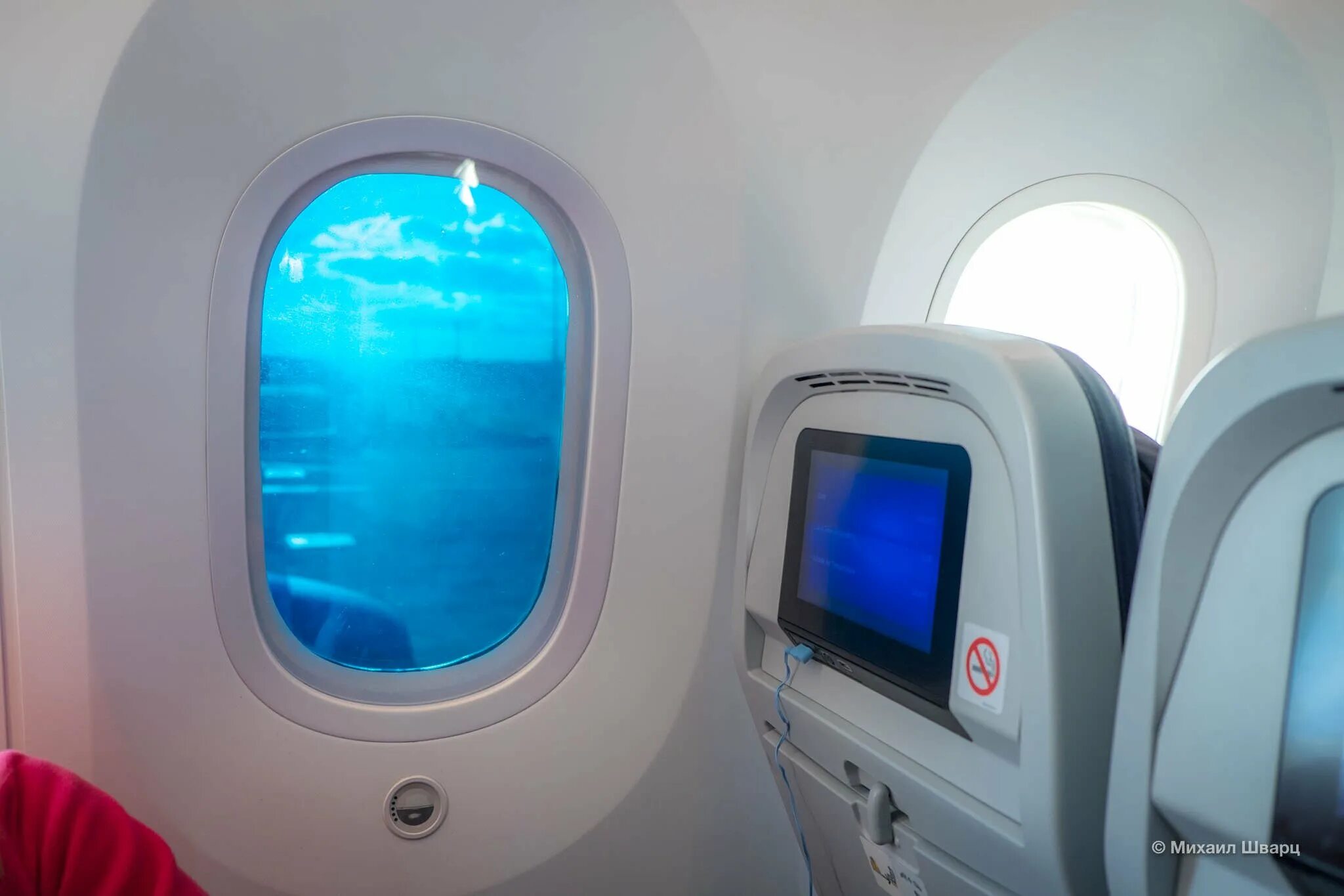 Боинг иллюминатор. Боинг 787 иллюминатор. boeing 787 dreamliner иллюминаторы. boeing 787 dreamliner салон иллюминатор. иллюминатор боинг 737.