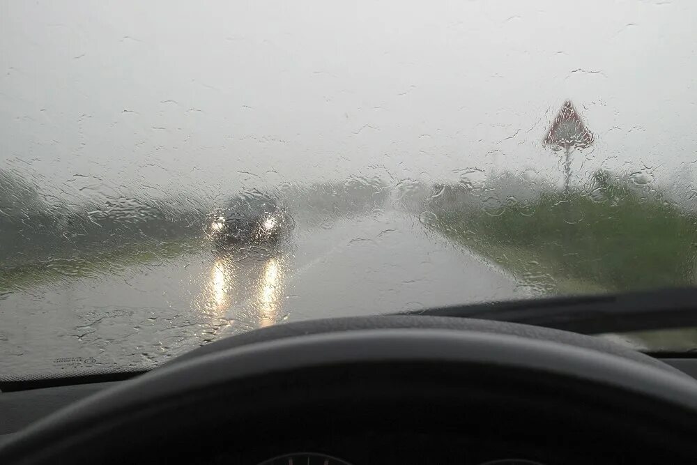 Хорошо в машине в дождь. Ливень на трассе. Сильный дождь. Машина дождь. Ливень вид из машины.