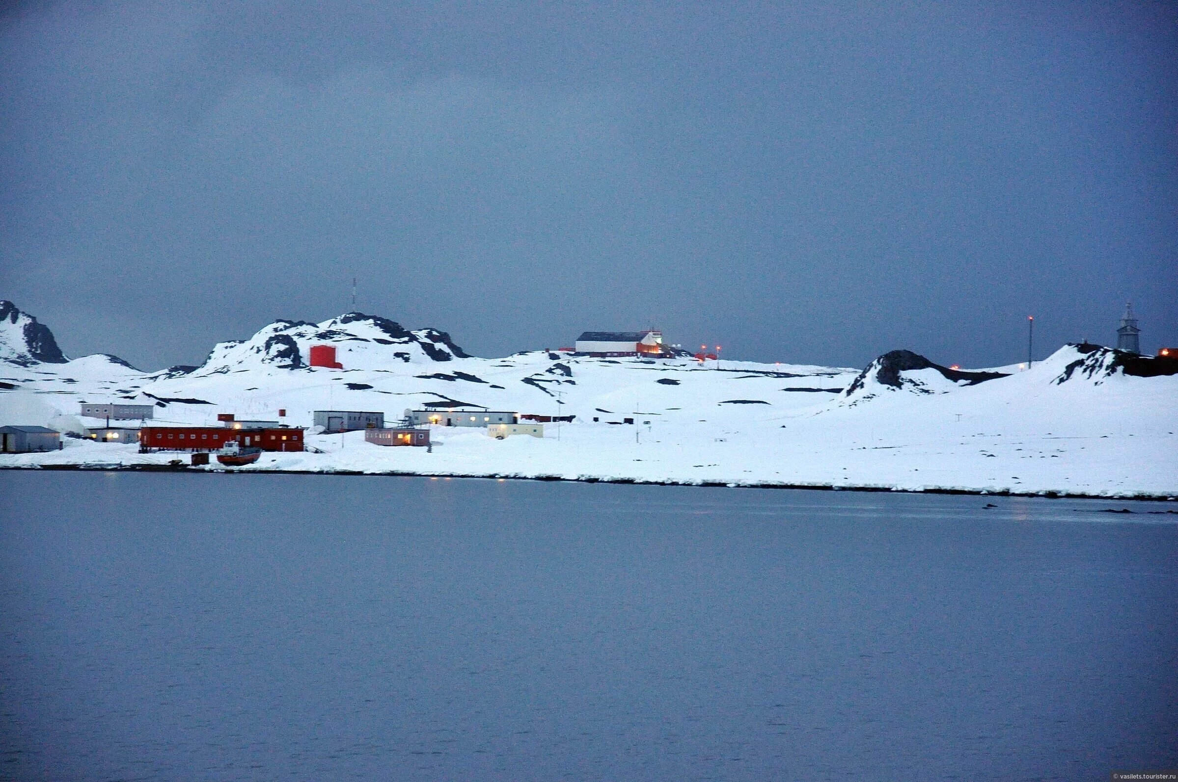 2 антарктическая. Станция Беллинсгаузен в Антарктиде. Российская антарктическая станция Беллинсгаузен. База Беллинсгаузен Антарктида. Станция Прогресс в Антарктиде.