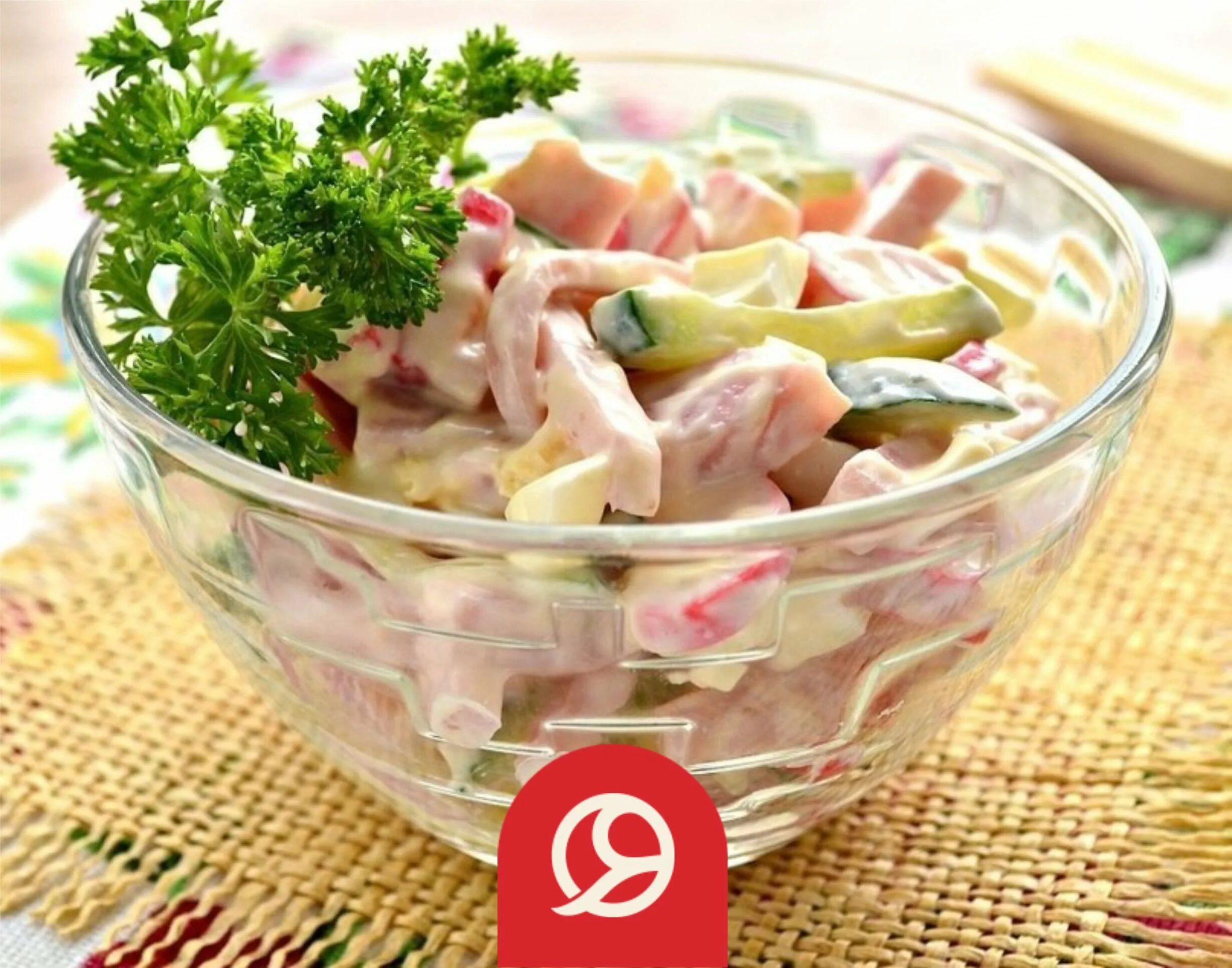 Салат с ветчиной помидорами сыром и огурцом. Салат с ветчиной и огурцом. Салат с ветчиной и сыром и помидорами и яйцом. Салат с ветчиной. Салат ветчина сыр помидоры.