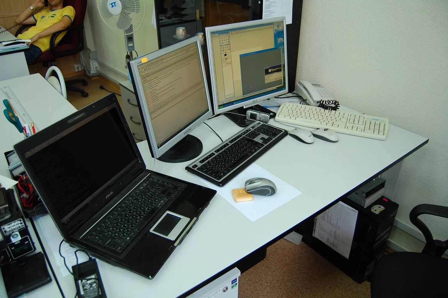 Рабочее место админа. Рабочее место программиста. Компьютерный стол программиста. Системный администратор. Стол системного администратора.