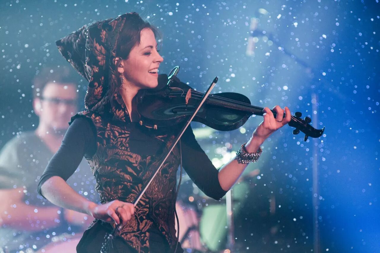 Lindsey stirling arena. Скрипачка Линдси Стирлинг. Скрипка Линдси Стирлинг. Линдси Стирлинг 2021. Caroline Campbell скрипачка.