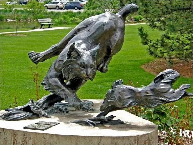 Удивительные памятники животным. Какое животное в скульптуре в центре минска. Скульптуры животных. Скульптуры животных. Кот марсик пгниу.