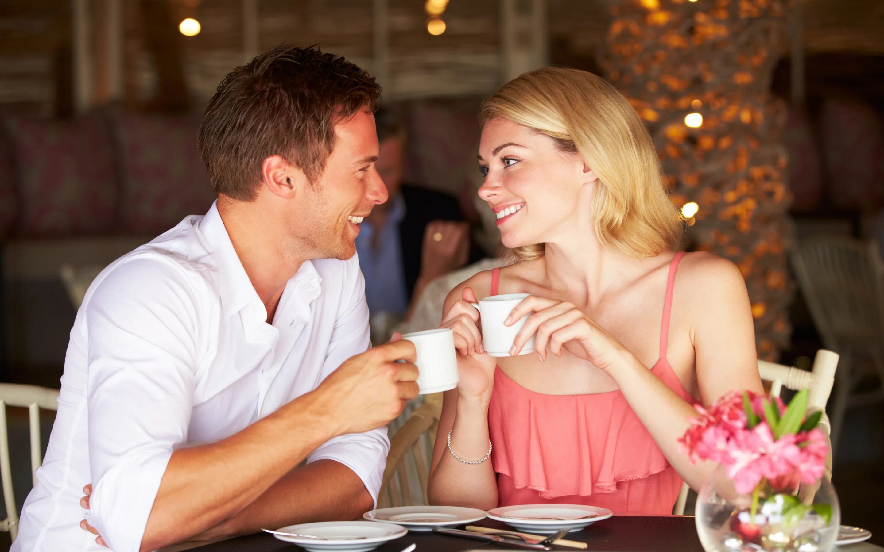 Первая романтика. Свидание. Пара в кафе. Парень и девушка в кафе. Встреча в кафе мужчина и женщина.
