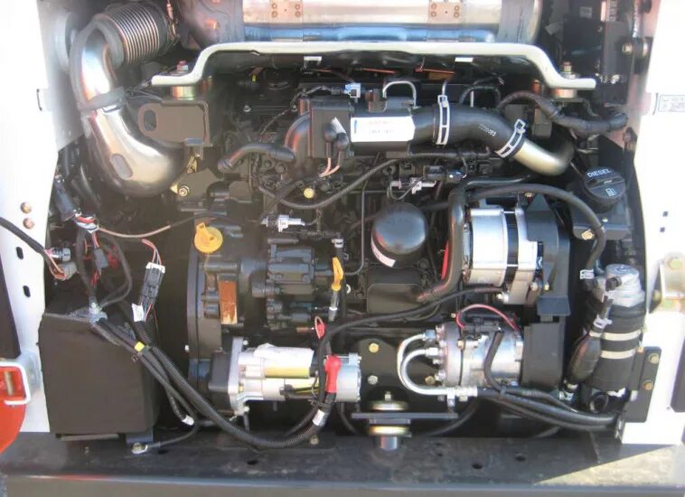 Двигатель bobcat. Bobcat 530 мотор. Двигатель Bobcat s175. Бобкэт s530 двигатель. Bobcat s130 моторный отсек.