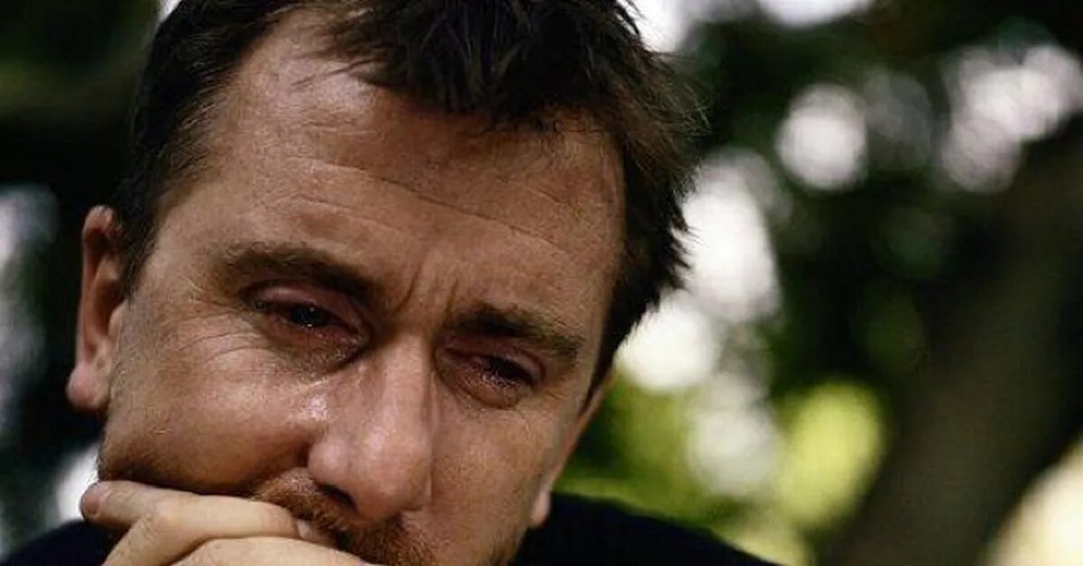 грустный человек. популярный грустный. печальные песни. взгляд без эмоций. популярный грустный.