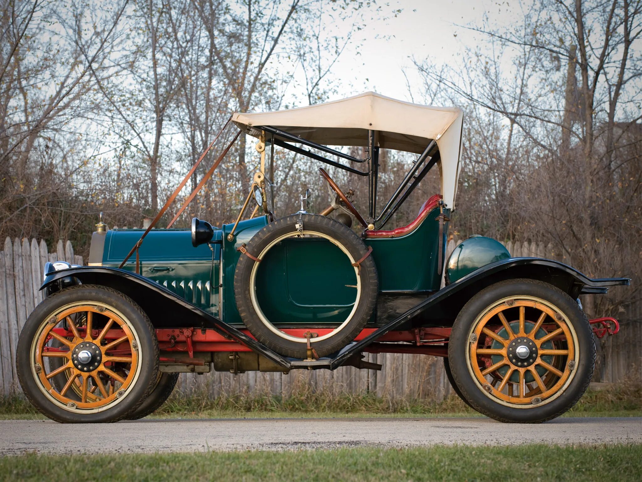 Колеса первых автомобилей. 1913 Herreshoff Runabout. Старинные автомобили. Колесо ретро автомобиля. Автомобили 19 века.