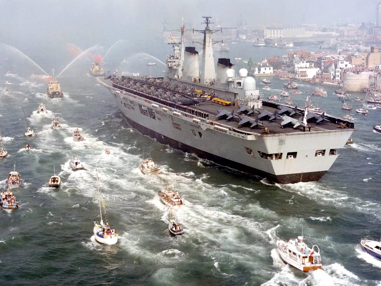 Кариер 1950. Авианосец Инвинсибл 1982. HMS Invincible авианосец. Авианосцы Инвинсибл Англии. Авианосец Инвизибл 1982.