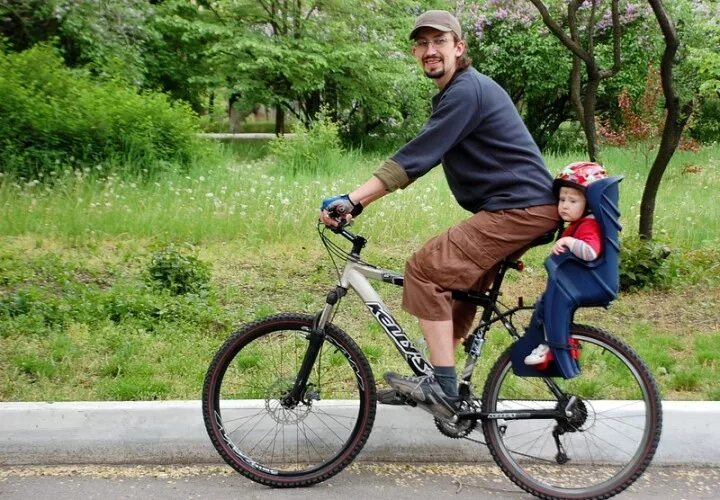 Велосипед с какого возраста. Багажник на велосипед для ребенка. Дети с велосипедом. Пассажир на велосипеде. Велосипед с детским креслом.