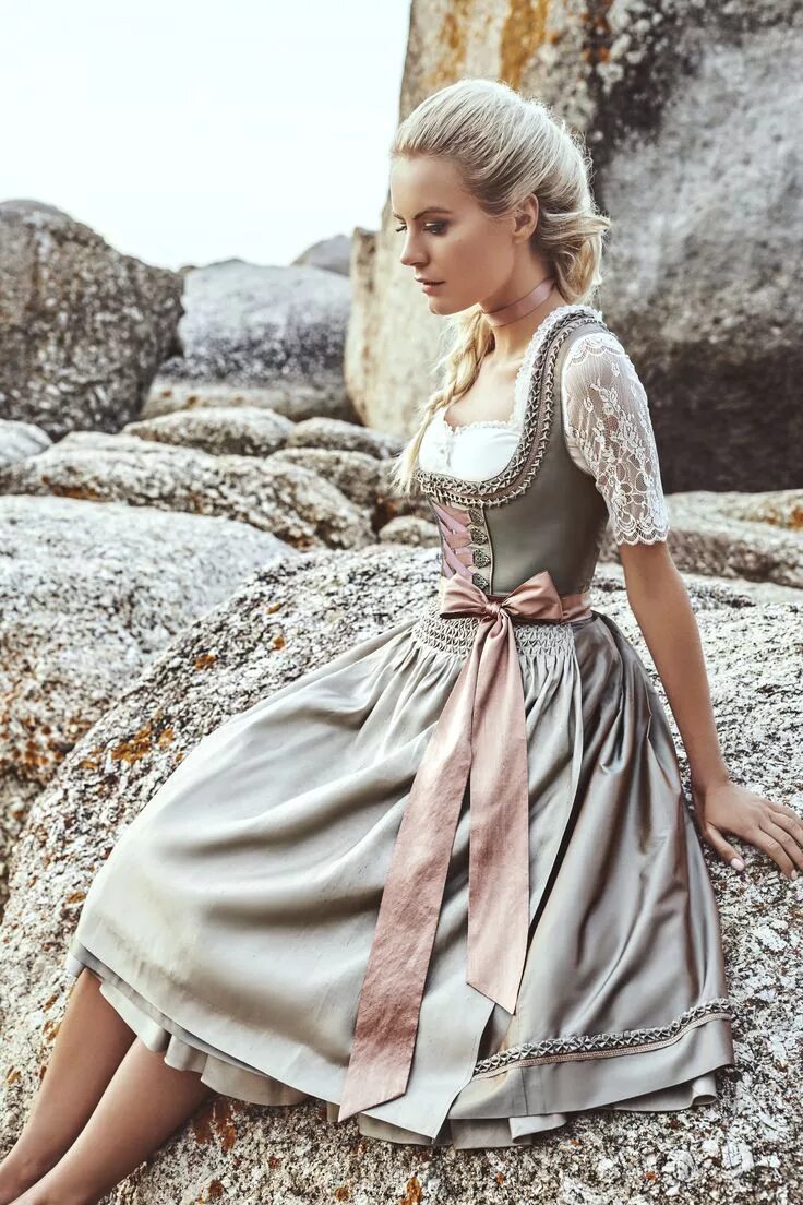 Платья под старину. Винтажные платья. Платье в винтажном стиле. Красивые Винтажные платья. Красивые старинные платья.