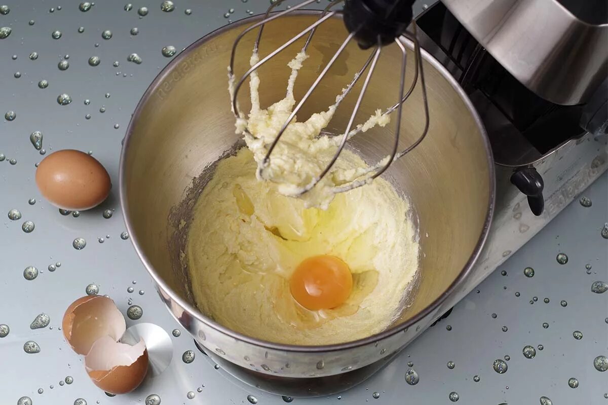 Взбивание сливочного масла. Яйца для теста. Взбитые яйца с сахаром и мукой. Тесто с яйцом. Мука и яйца.