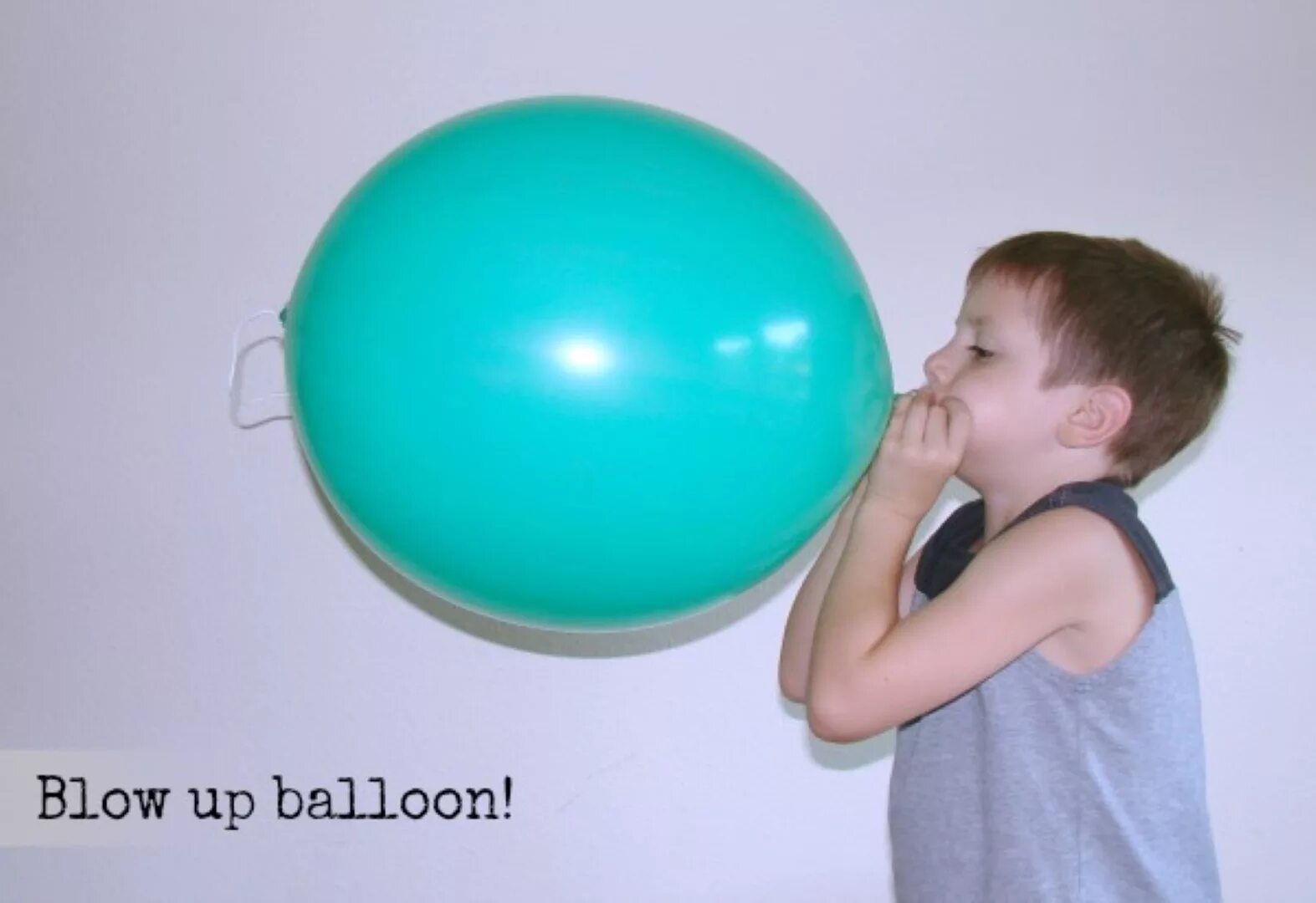 Balloon blowing up. Агрессивный шар. blow up balloons. шары агрессия. балун blowing.