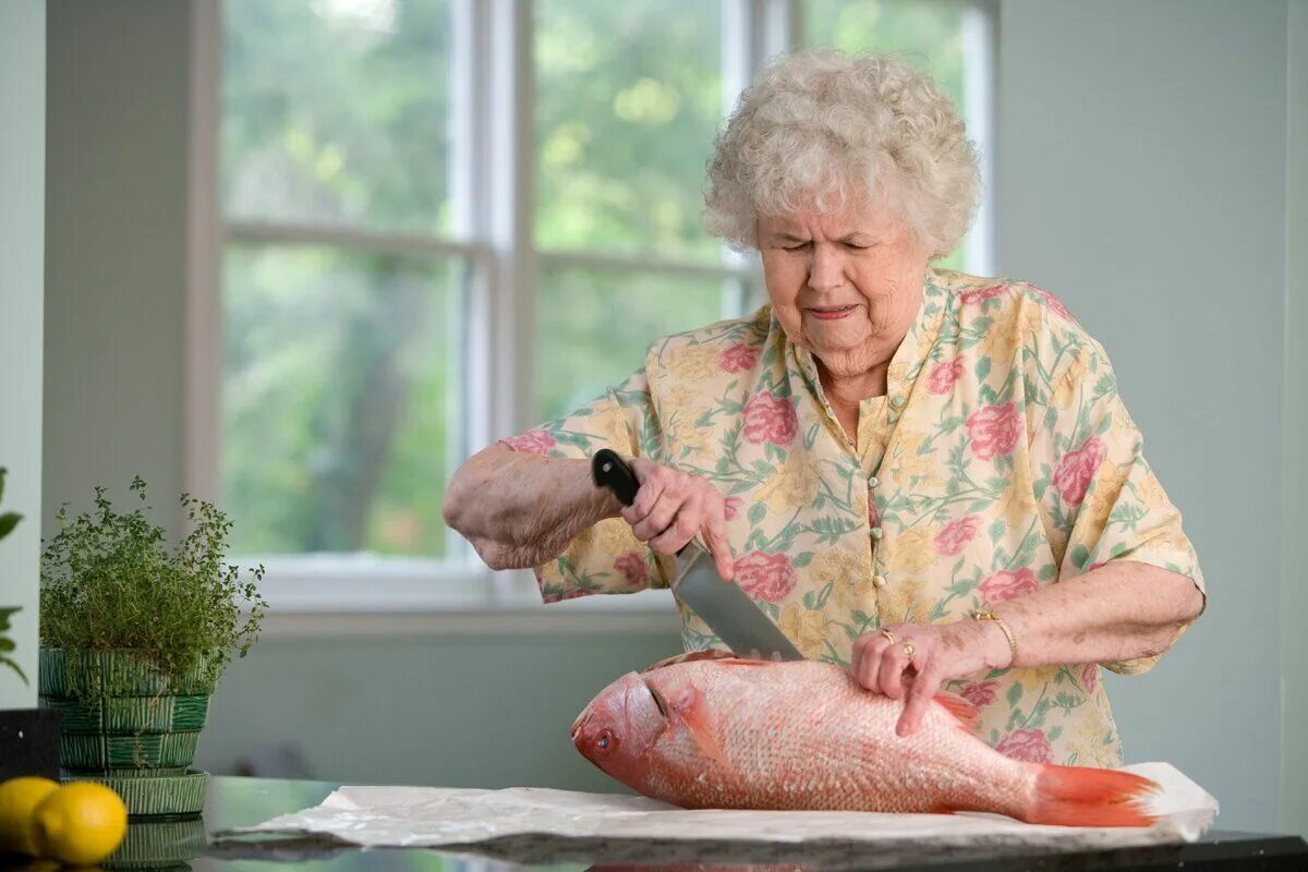 Рукоделие для пожилых. Еда для пожилых людей. Пожилая женщина ест рыбу. Питание пожилых людей рыба. Какая бабушка полезнее