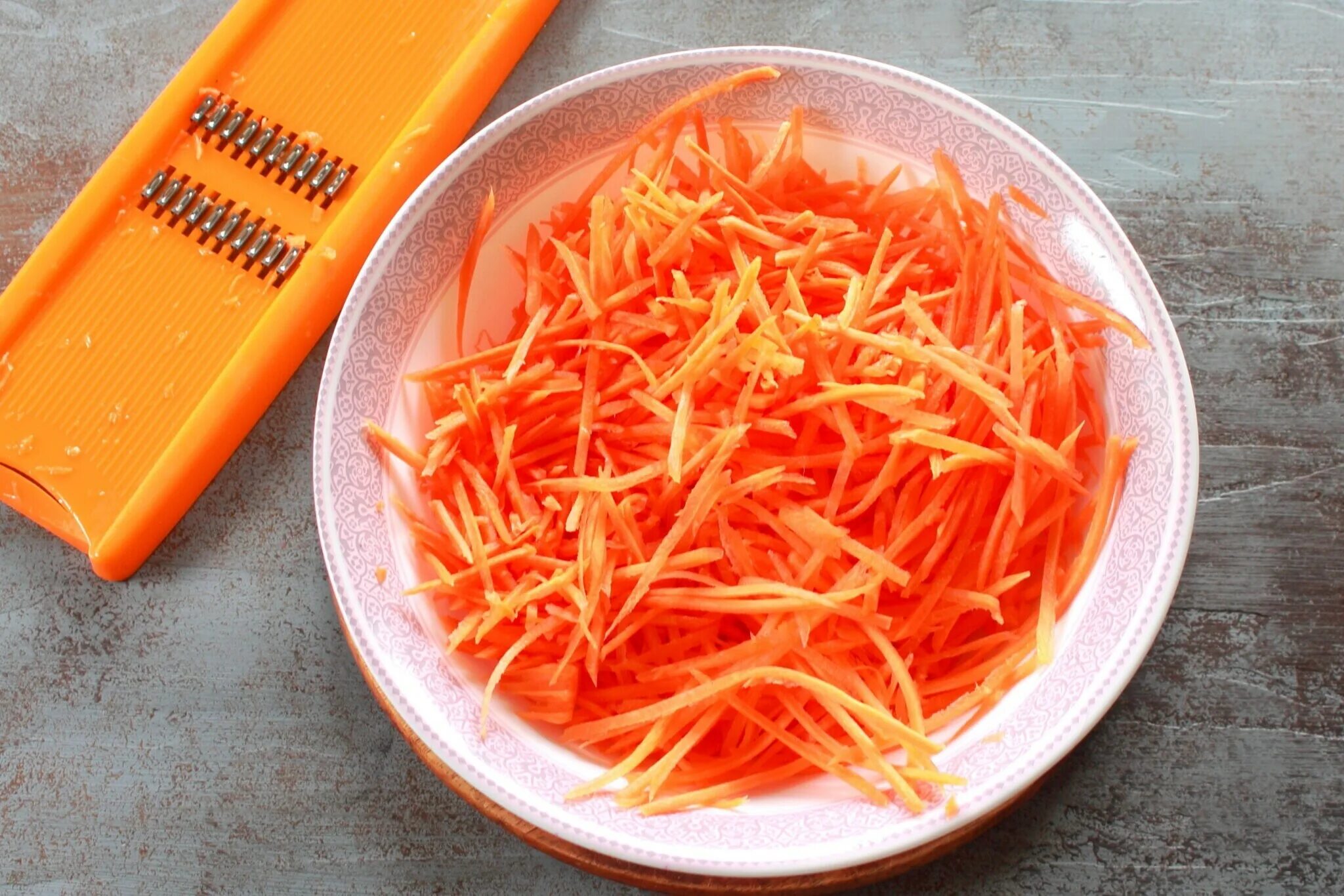 Щука лук морковь уксус. Терка для корейской моркови. Морковь по-корейски без уксуса. Трем на корейской терки морковь. Крупная терка для моркови по корейски.