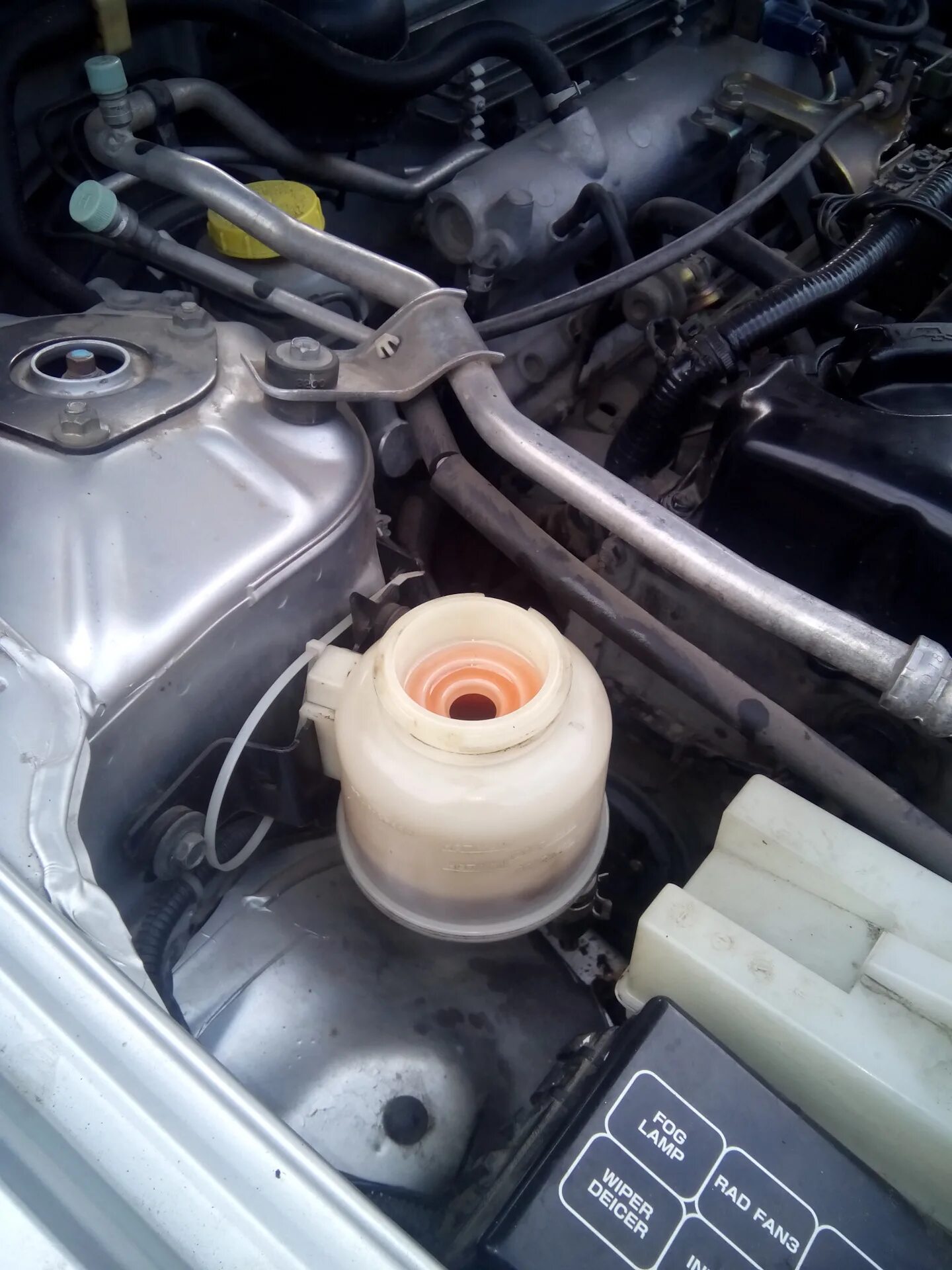 Как заменить масло в гидроусилителе. Жидкость гура соренто 1. Уплотнительная резинка бачка гур мерседес 210. Жидкость гур ларгус. ;blrjcnm ueh [jylf jbctq.