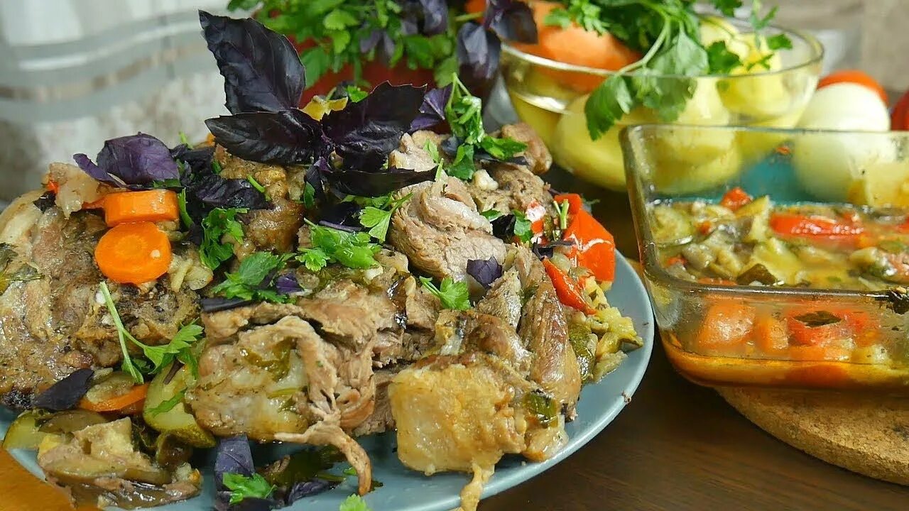 Баранина тушеная с овощами в казане. Баранина с овощами. баранина с овощами в духовке. мясо по армянски. баранина тушеная с овощами.