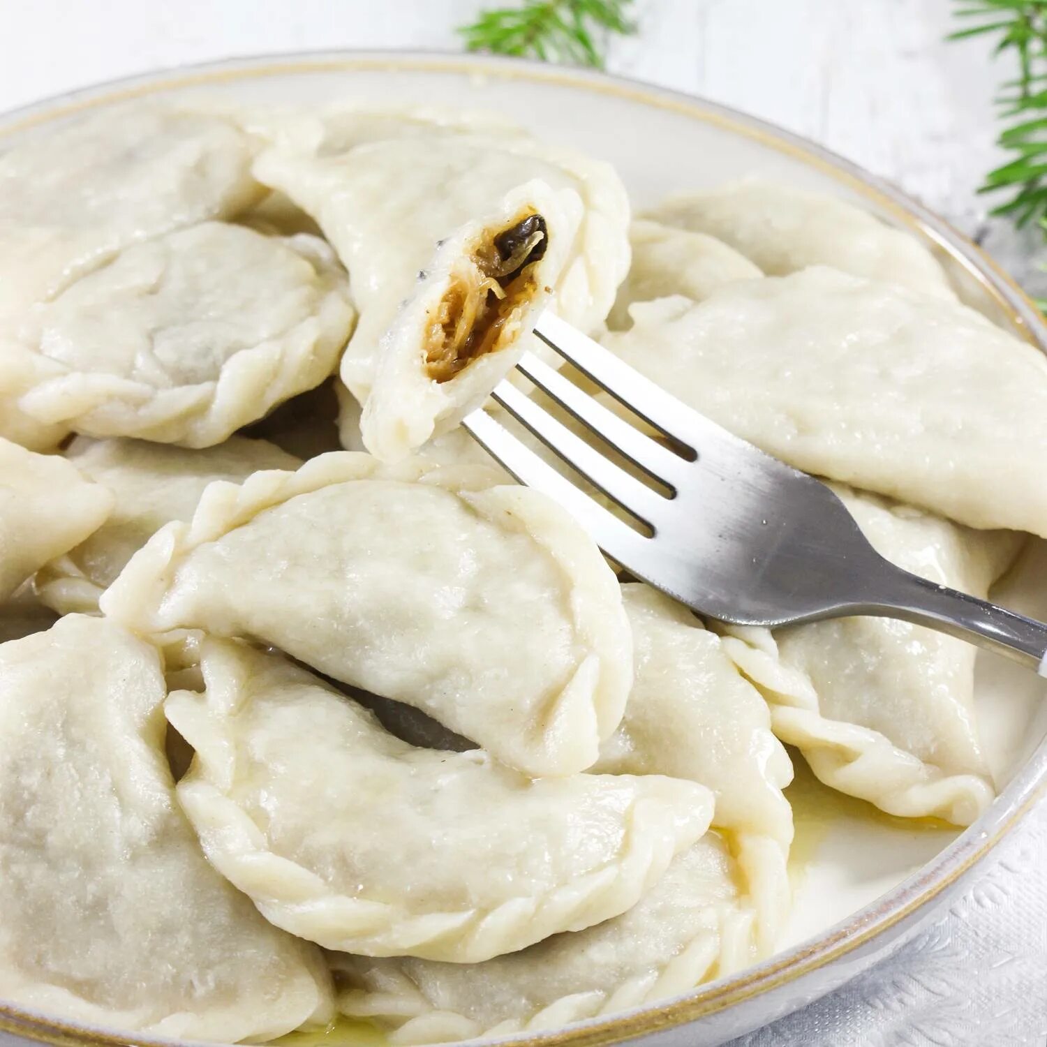 Вареники с капустой пошаговый. Ruthenian pierogi. Вареники. Вареники с квашеной капустой. Пельмени с грибами.