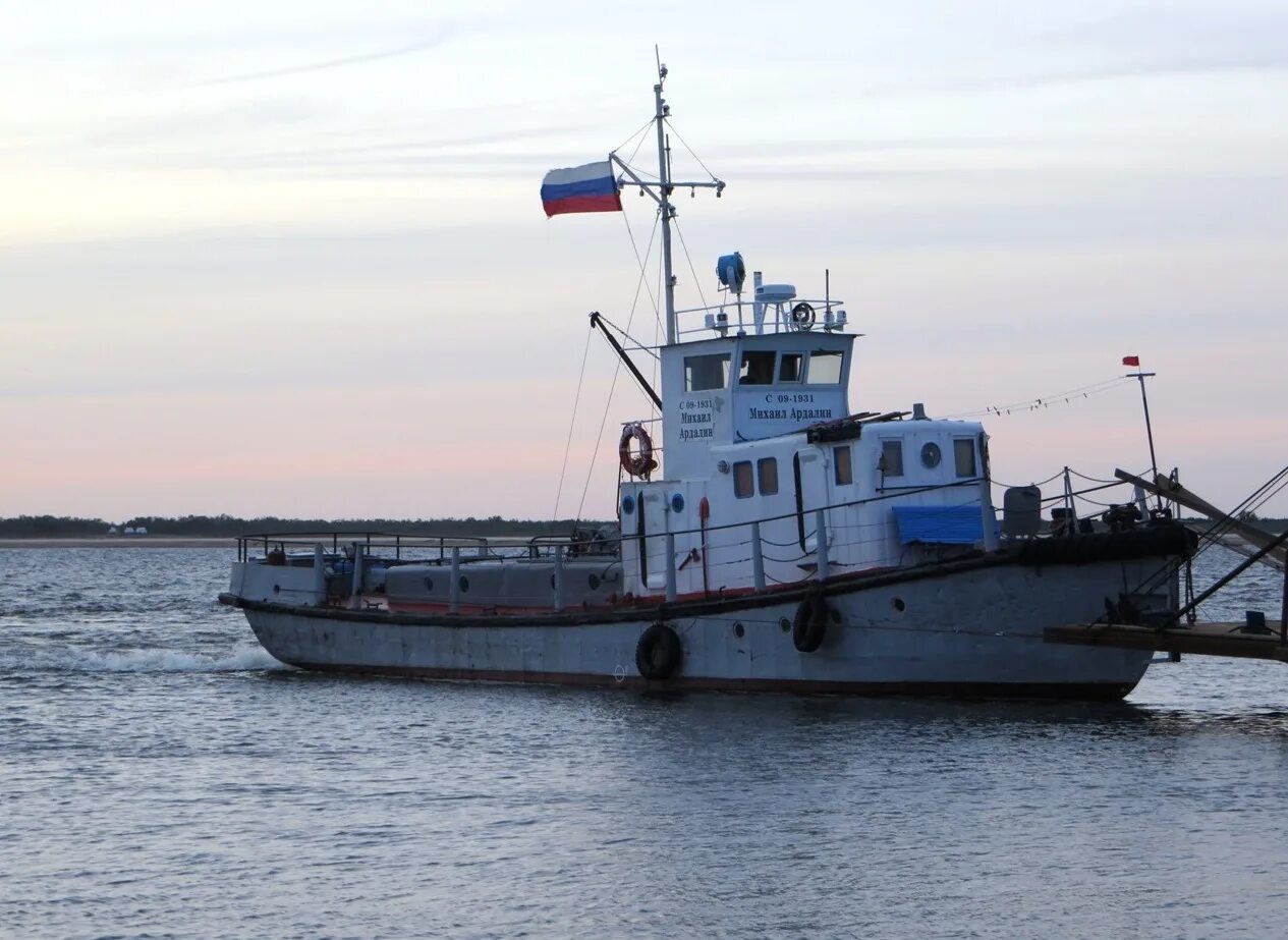 Усинск судно. Танкер усинск. Теплоход усинск. Теплоход усинск. Усинск судно.