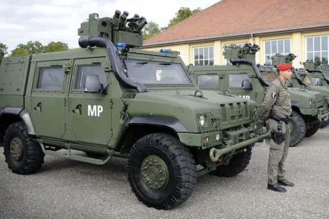 Машины нато. Iveco Military. Iveco 4x4 бронированный. Iveco LMV бронеавтомобиль военный итальянский. Iveco LMV Police.