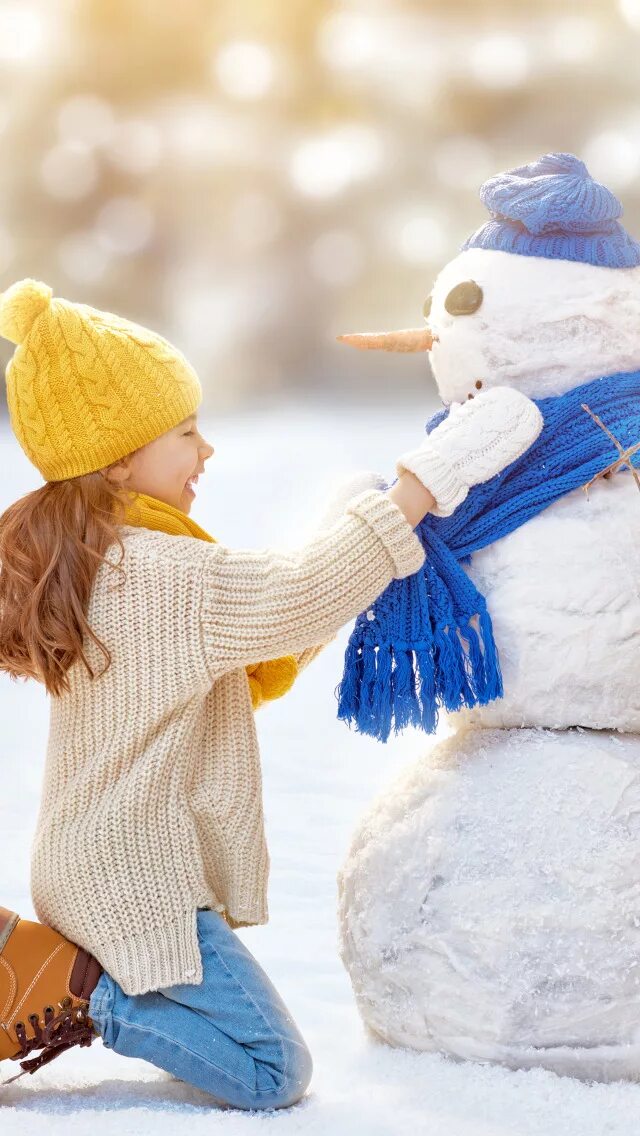 Зима для детей. Лепка снеговик. Девочки слепили снеговика. Зима для детей. Зима для дошкольников.