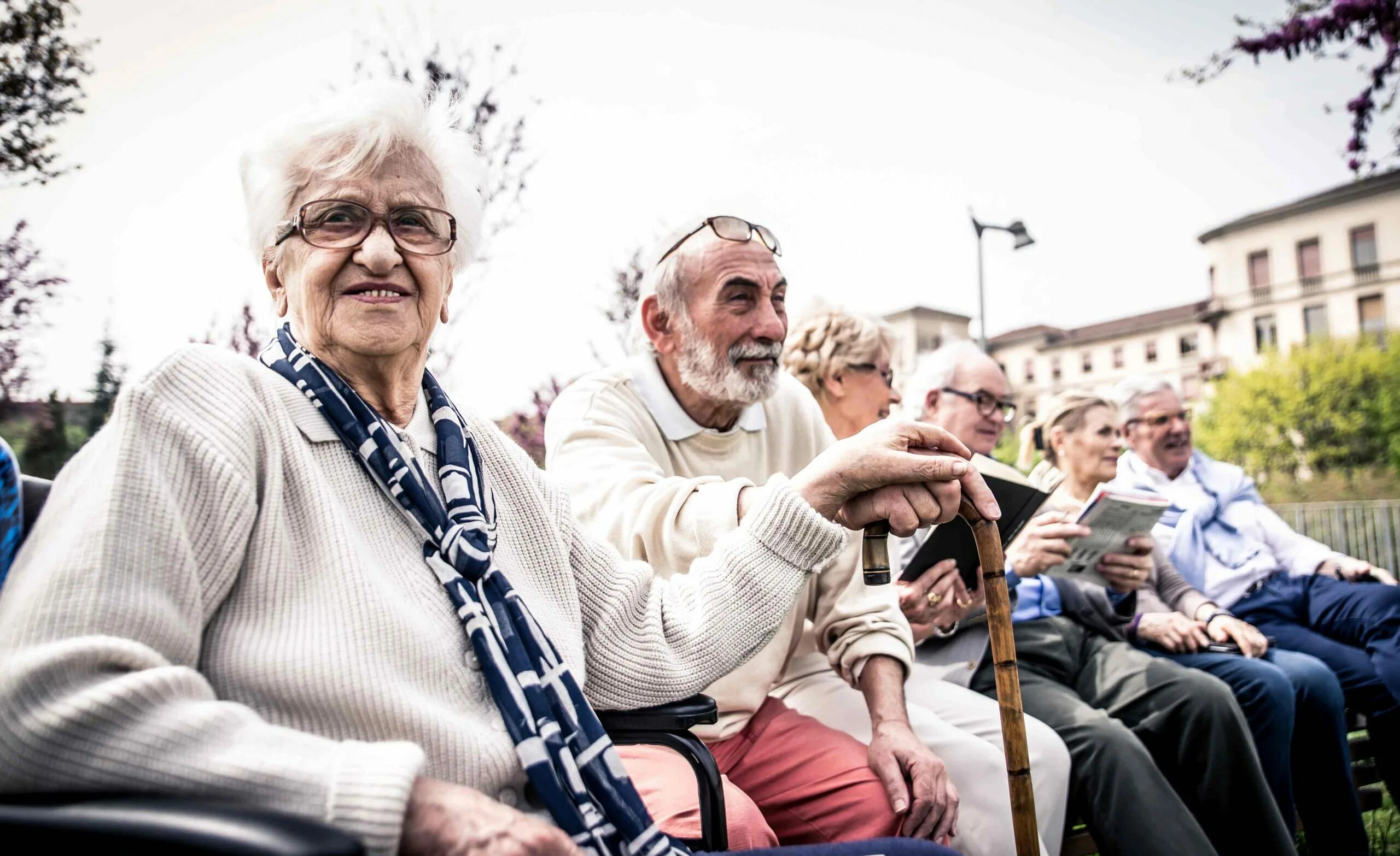 Старики группой молодую. Пожилые люди США. Дома престарелых в Германии. Пенсионеры в США. Пенсионеры в Германии.
