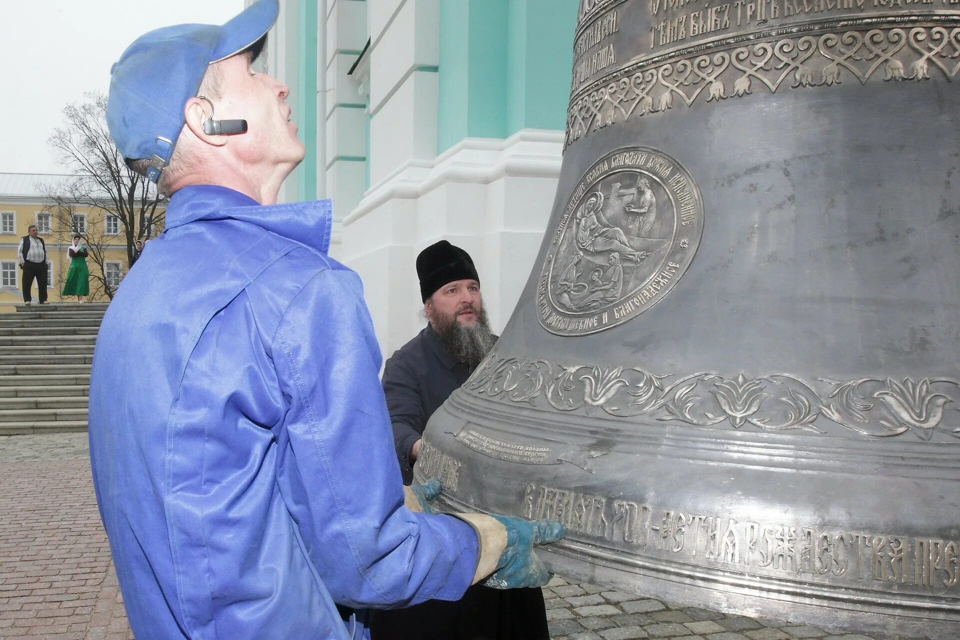 Колокол царь Троице-Сергиева Лавра. Сергиева Лавра царь колокол. Царь колокол Сергиев Посад. Колокол Сергиев Посад 72 тонны царь колокол.