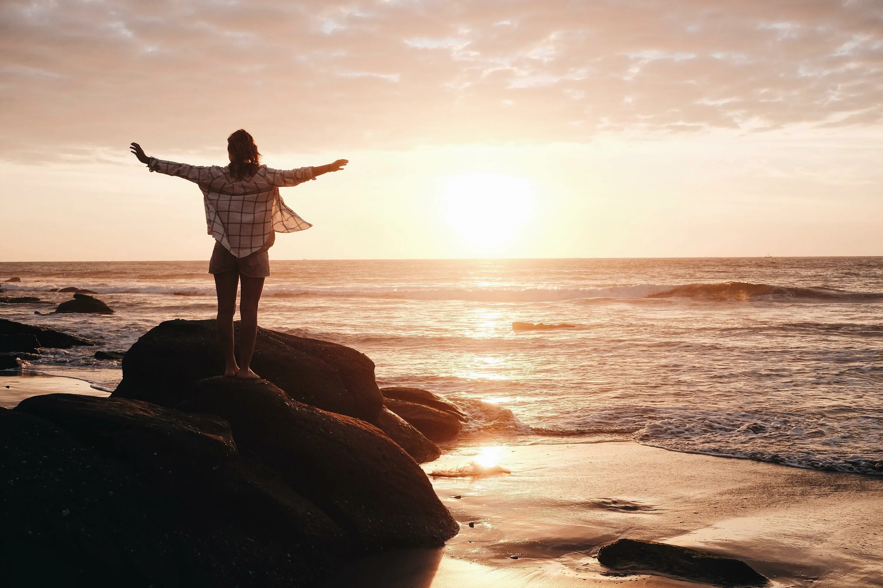 Море фэнтези. Люди на море. Люди на море. Девушка на берегу моря. Жить на берегу моря.