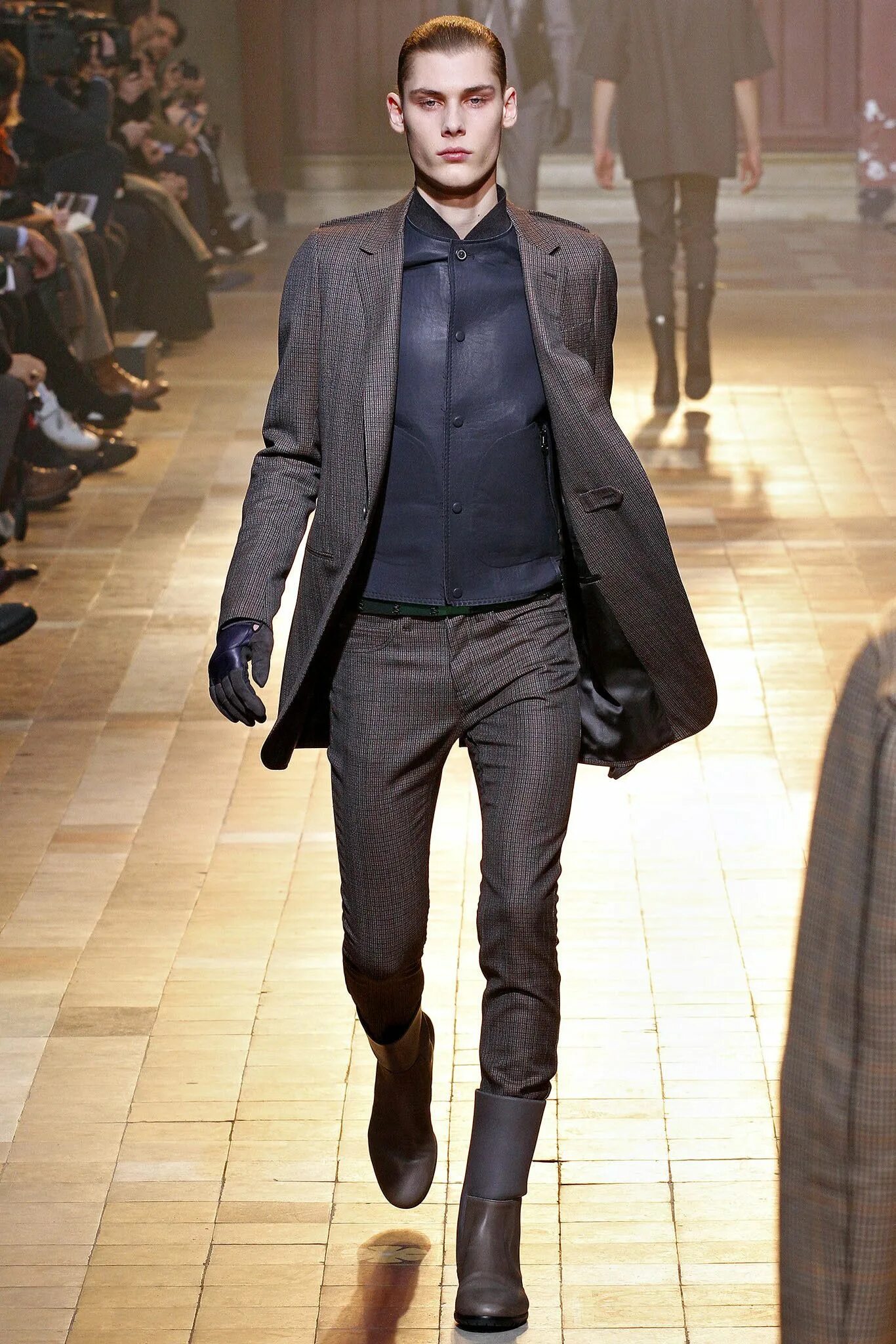 Новые модели мужских. Fashion show Menswear Lanvin Alber Elbaz. Парни модели на подиуме. Мужчина на подиуме. Подиумные модели мужчины.