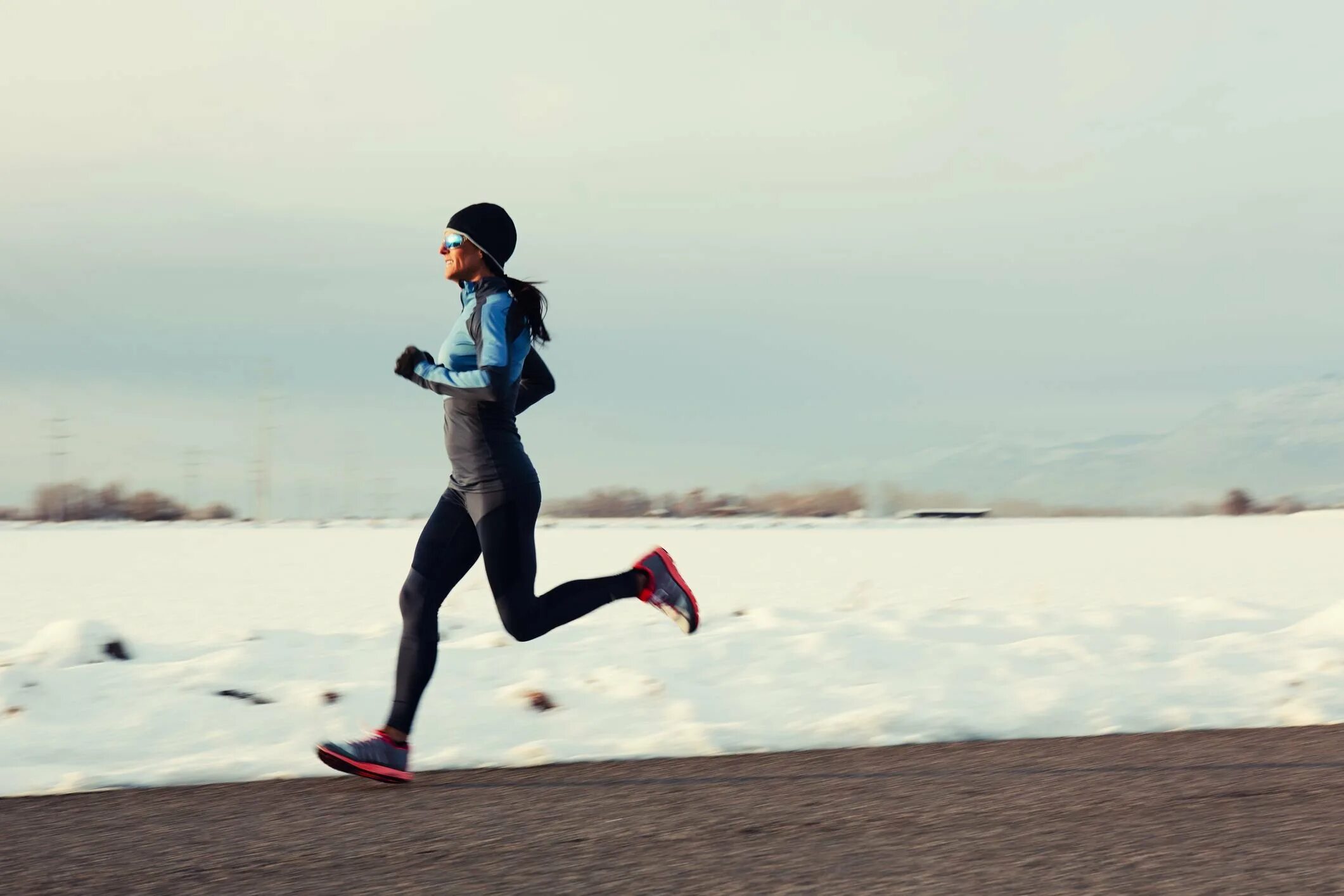 Зимний фото спортивных. Экипировка для бега зимой. Бег зима. Зимние бегуны. Бегуны зимой.